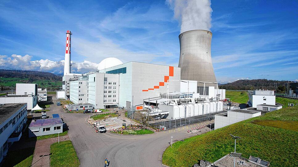 Das Kernkraftwerk Leibstadt vom Dach eines der Verwaltungsgebäude fotografiert.