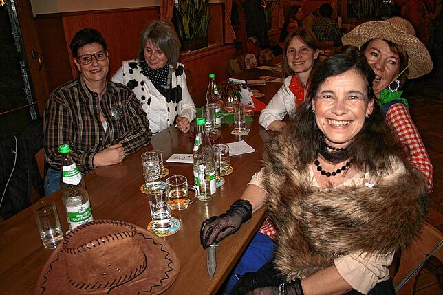 Bild 2: Gasthaus in Aftholderberg im Zeichen der Cowgirls – Schunkeln und Mitsingen beim Weiberball!
