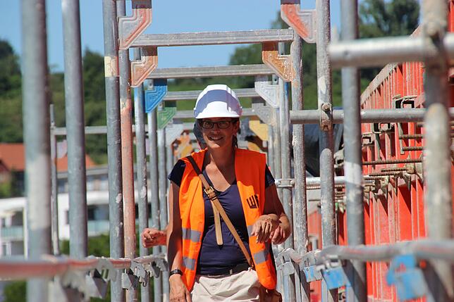 Bauleiterin Silke Holzer, Freie Architektin, arbeitet im Auftrag von Wulf-Architekten. Sie ist täglich auf der Baustelle zugange, ...