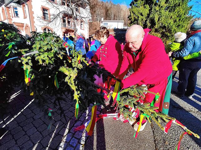 Traditionell schmückten die Todtmooser Lebküchler den Narrenbaum, bevor er in die Höhe befördert wurde.