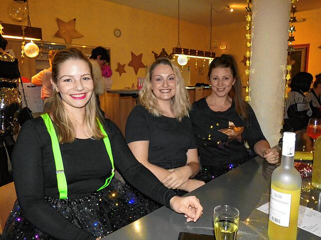 Bild 6: So bunt war die Wiiberfasnacht in Jestetten im Saal unter der Kirche St. Benedikt