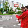 Sven Hübschen (vorne) und Alexander Schuler vom Auto Club Europa beobachten dieses Mal das Blinkverhalten der Verkehrsteilnehmer in ...