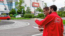 Sven Hübschen (vorne) und Alexander Schuler vom Auto Club Europa beobachten dieses Mal das Blinkverhalten der Verkehrsteilnehmer in ...