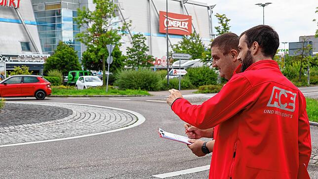 Sven Hübschen (vorne) und Alexander Schuler vom Auto Club Europa beobachten dieses Mal das Blinkverhalten der Verkehrsteilnehmer in ...