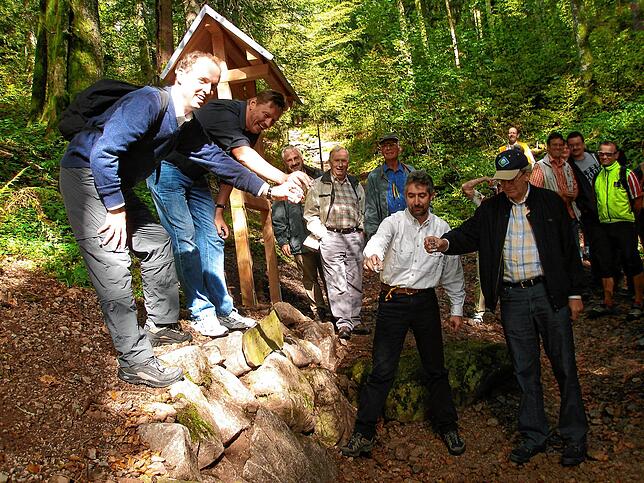 An der Quelle der Wehra: die Bürgermeister Michael Thater (Wehr) und Herbert Kiefer (Todtmoos) sowie Bernhard Wütz, Vorsitzender der ...