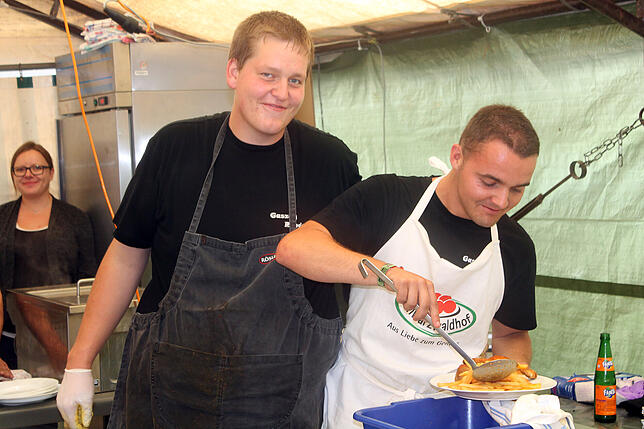 Bild 12: Beim Blumberger Straßenfest war die Stimmung trotz des Regenwetters gut