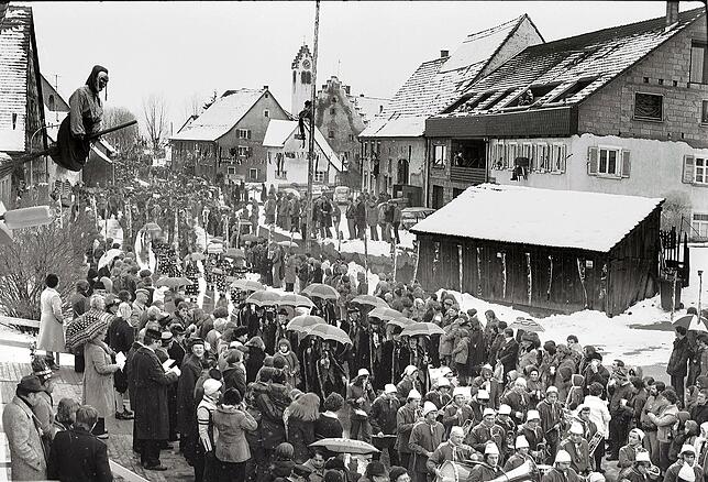 Das Treffen der Schwarzwälder Narrenvereinigung in Pfohren, etwa 1978.