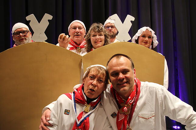 Bild 24: Preiskleppern im Scheffelhof: Die Jury des Turnvereins hat die neuen königlichen Hoheiten am Hemdglonker gekürt (Teil 2)
