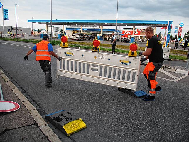 Echte Knochenarbeit: Harald Seeberger und Michael Weckenmann (von links) platzieren insgesamt 21 Barrieren.