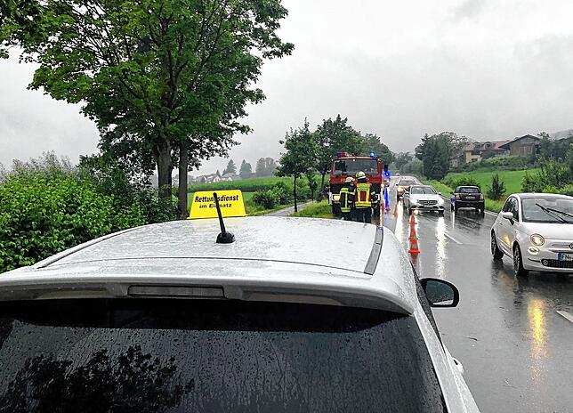 Die Helfer werden im Juli 2020 zu einem Unfall nach Stadel gerufen. Ein Auto war von der Fahrbahn abgekommen.