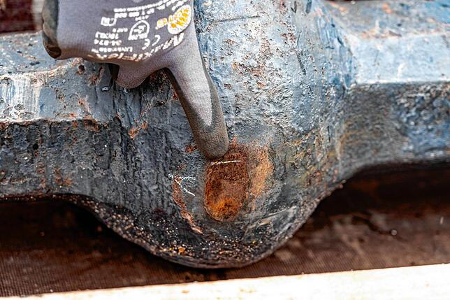 An dieser Stelle sieht man, wo der Stahl-Klöppel an die bronzene Glocke geschlagen hat.