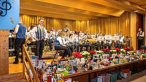 Zum diesjährigen Jahr der Tuba spielte der Musikverein Hütten auch Tubastücke, die von Dirigent Markus Wagner einstudiert wurden.