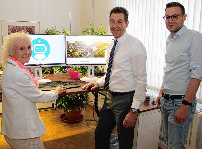 Hauptamtsleiterin Susanne Engesser, Oberbürgermeister Erik Pauly (Mitte) und Sachgebietsleiter Sebastian Pfaff stellen den neuen Chatbot ...