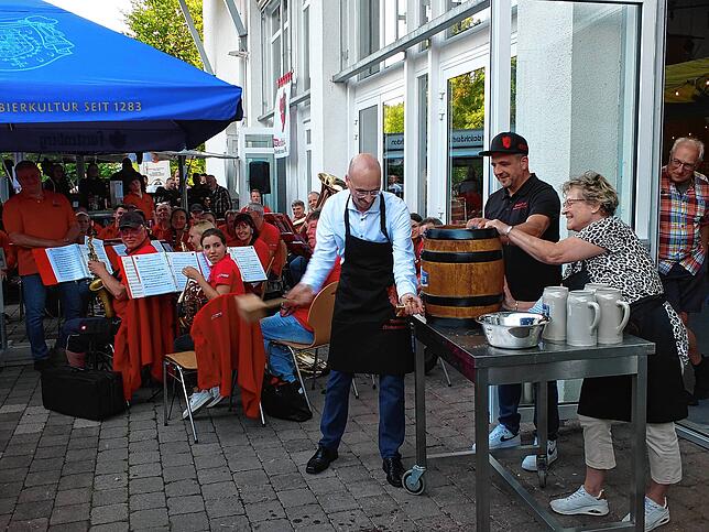 Nach nunmehr zwei Amtsperioden als Bürgermeister hat es Martin Ragg geschafft: Nach etlichen Schaumbädern bei den Fassanstichen zur ...
