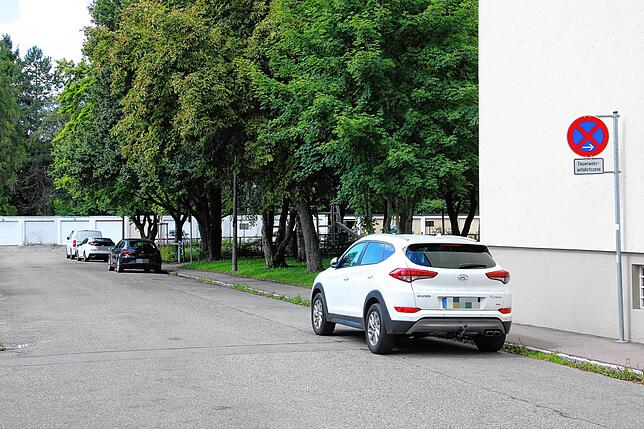 Manche Straßen rund um den Wiener Platz sind als Anfahrtzone für die Feuerwehr gekennzeichnet und haben ein Halteverbot. Diese Autos ...