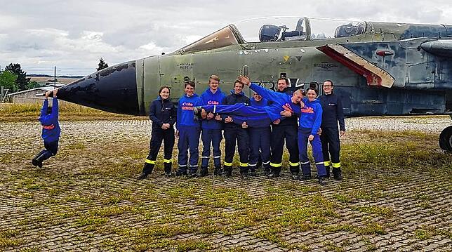 2015: Deutlich lockerer geht es 30 Jahre nach der Gründung der Feuerwehrjugend beim Ausflug zu den Jagdbombern zu.