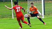 In dieser Szene konnte der Salemer Lukas Müller (27) das 2:0 gegen den Bermatinger Torhüter Nick Möglich erzielen.