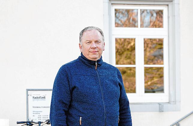 Bernhard Diehl vor dem Rathaus in Böhringen.
