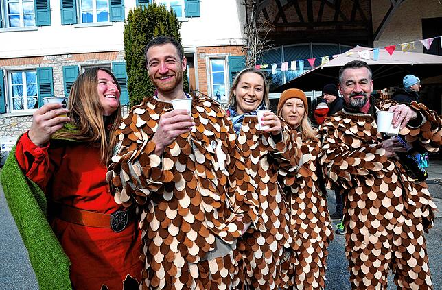 Rechbergbock aus Heifkofen und Bitzenhofer Eulen feiern zusammen: Sonja und Roi Zunker (rechts) und ihre Freunde.