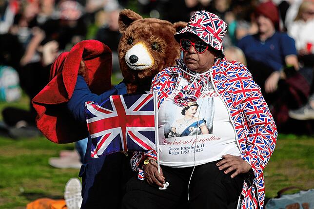 Eine Frau im Hyde Park mit einer Paddington-Bärenpuppe