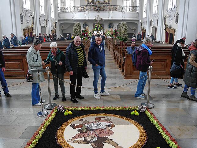 Viele Bewunderer hatte der Kirchweih- und Erntedankschmuck aus Samen, Gewürzen und Früchten in der Pfarrkirche.