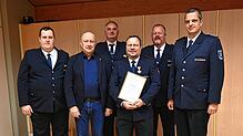 Mit dem Feuerwehr-Ehrenzeichen in Gold für 40-jährige Dienstleistung wird Hauptfeuerwehrmann Dietmund Schwarz ausgezeichnet. Die ...