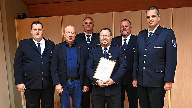 Mit dem Feuerwehr-Ehrenzeichen in Gold für 40-jährige Dienstleistung wird Hauptfeuerwehrmann Dietmund Schwarz ausgezeichnet. Die ...