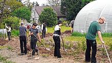Die Wandergesellen verlegen auf der solidarischen Baustelle auf dem Neuweiler Hof gemeinsam eine Wasserleitung. Zwei Wochen lang ...