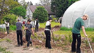 Die Wandergesellen verlegen auf der solidarischen Baustelle auf dem Neuweiler Hof gemeinsam eine Wasserleitung. Zwei Wochen lang ...