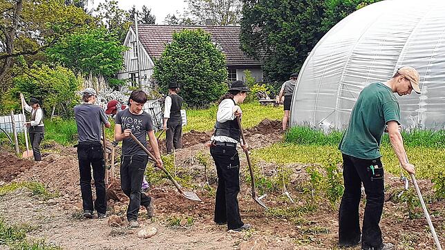 Die Wandergesellen verlegen auf der solidarischen Baustelle auf dem Neuweiler Hof gemeinsam eine Wasserleitung. Zwei Wochen lang ...