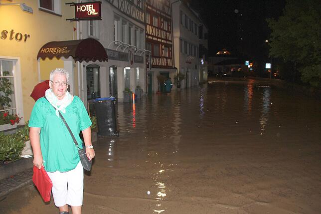 Touristin Barbara Elzer verharrt vor dem Hotel Wiestor.