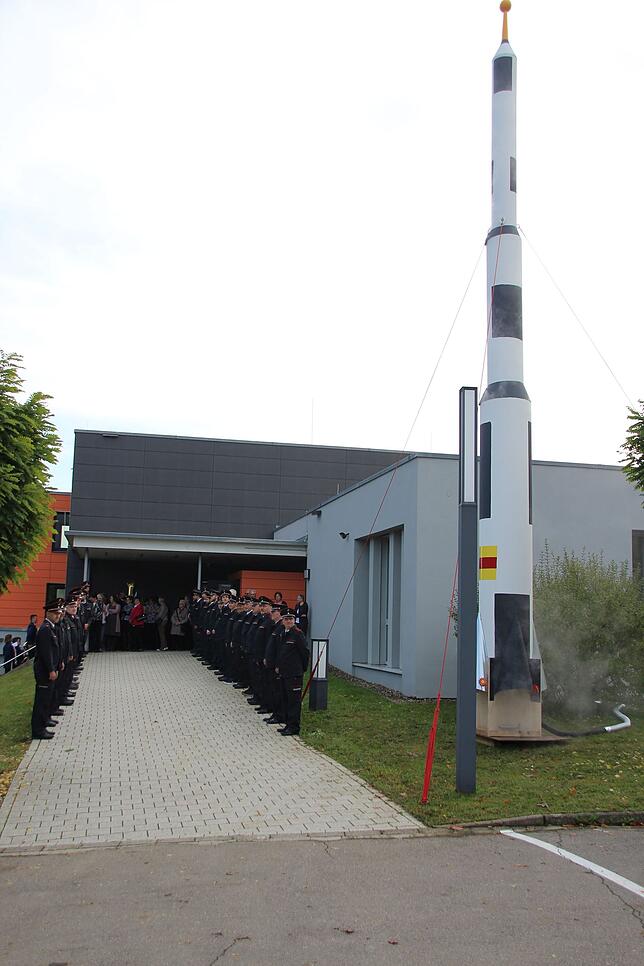 Ein originaler Nachbau im Maßstab 1:10 einer Saturn-5-Rakete ziert seit Samstagabend die Halle Eggingen. Einziger Unterschied: Statt der ...