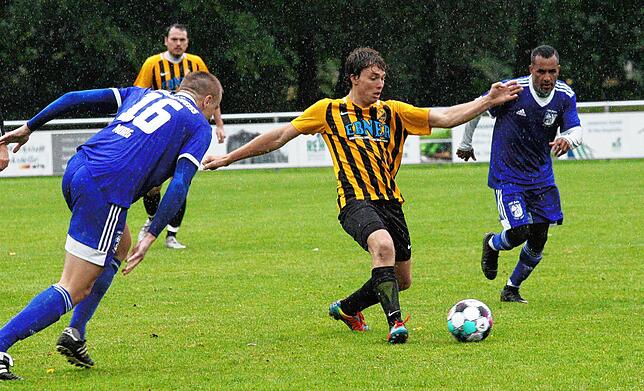 Bild 9: Favorit SV BW Murg siegt im Dauerregen gegen den SV Nöggenschwiel mit 3:1 &ndash; und wir haben die Bilder!