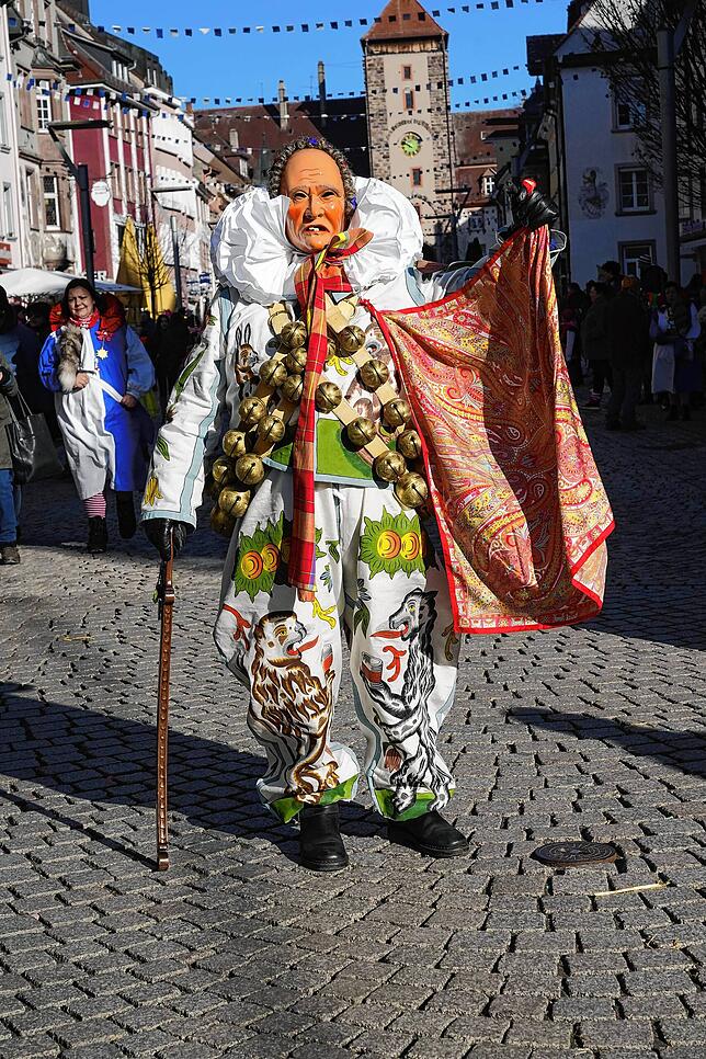Bild 2: Narros flanieren bei Kaiserwetter durch die Innenstadt