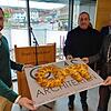 Die Architekten Georg Schmitz und Dietmar Kathan überreichen Bürgermeister Georg Riedmann (von links) einen Hefezopf in Form eines ...
