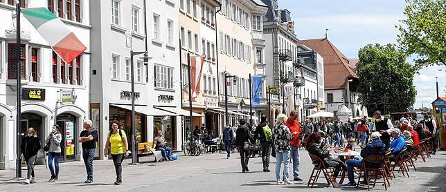 (Archivbild) Im Jahr 2021 zierten Nationalflaggen noch die Marktstätte.