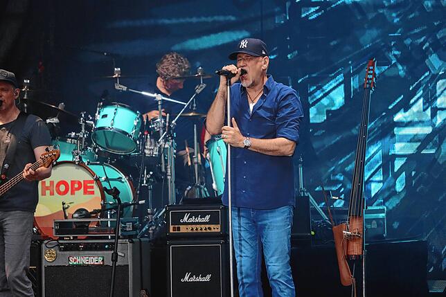 Bild 5: Fury in the Slaughterhouse rocken den Meersburger Schlossplatz