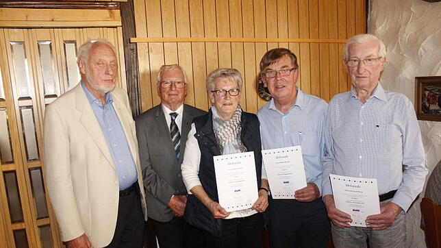 Mit dem Treueabzeichen in Silber für zehn Jahre VdK-Mitgliedschaft ehrte Ernst-Günter Hahn, Schriftführer des VdK-Bezirks Südbaden ...