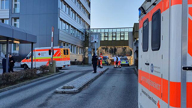Polizei- und Rettungskräfte vor dem Jobcenter in Rottweil.