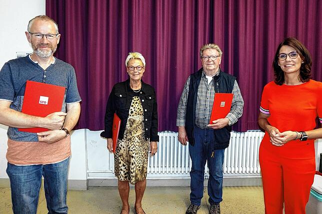 Bundestagsabgeordnete Rita Schwarzelühr-Sutter (rechts) gratulierte den geehrten Mitglieder (von links) Arnold Gantert (30 Jahre), ...