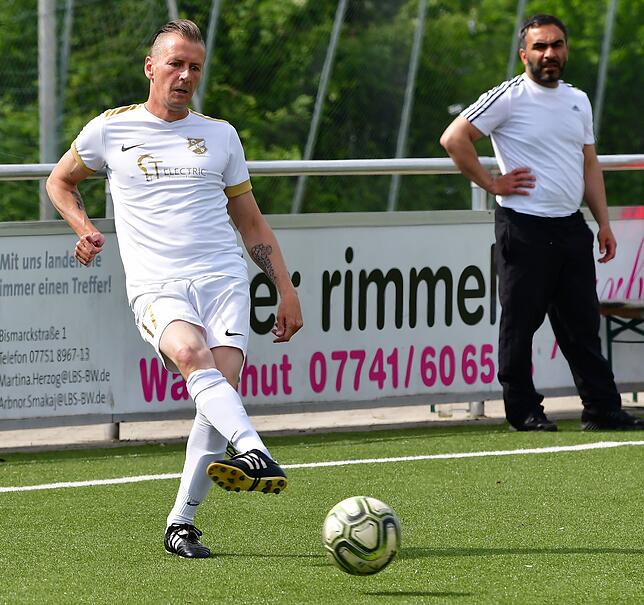 66 Minuten: Björn Basler stellte sich in den Dienst der Mannschaft. Erst nach 66 Minuten ließ sich der 42-Jährige von Trainer Teberdar ...