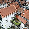 Photovoltaik ist in manchen Fällen auch auf historischen Dachlandschaften möglich, wie hier in der Konradigasse in der Niederburg. Und ...