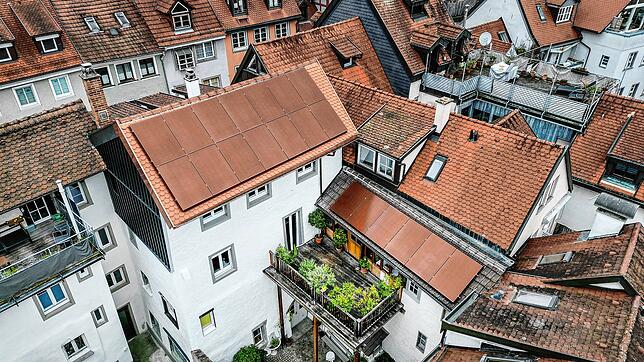 Photovoltaik ist in manchen Fällen auch auf historischen Dachlandschaften möglich, wie hier in der Konradigasse in der Niederburg. Und ...