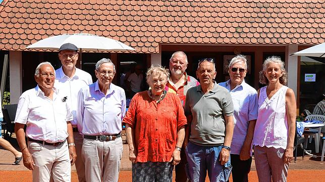 Sie halten dem Tennisclub Unterkirnach seit dem Gründungsjahr die Treue und wurden dafür im Rahmen des Festes zum 50-jährigen ...