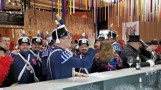 Die „Biergerwehr“ unterzieht in der Tonhalle als erstes den Ausschank einem Test.