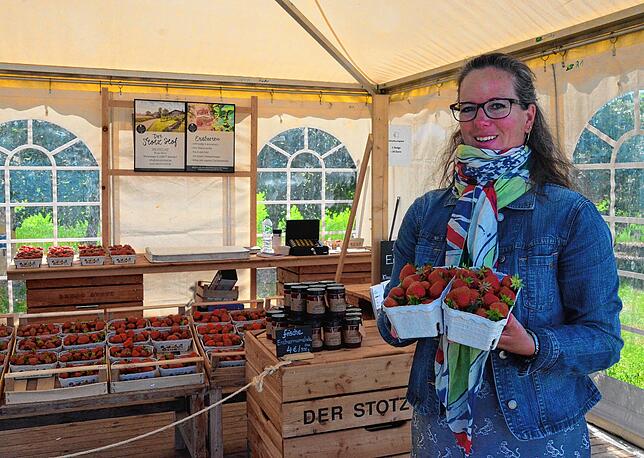 Manuela Readon hat Erdbeeren gekauft, um damit Waffeln zu belegen.
