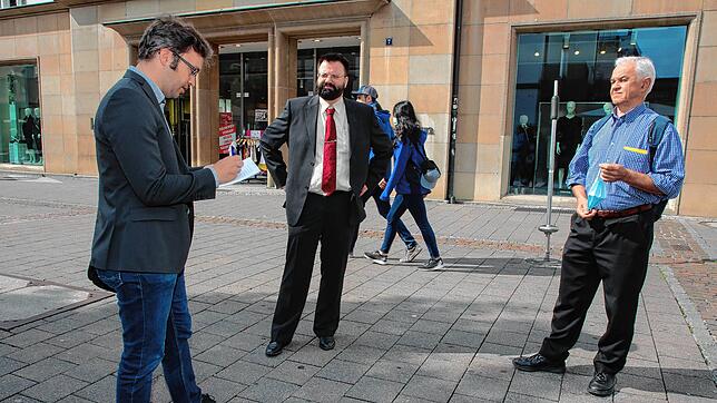Dass sie beieinander stehen, ist praktisch die einzige Gemeinsamkeit zwischen AfD-Kandidat Michael Hug (Mitte) und Bernhard Grunewald, ...