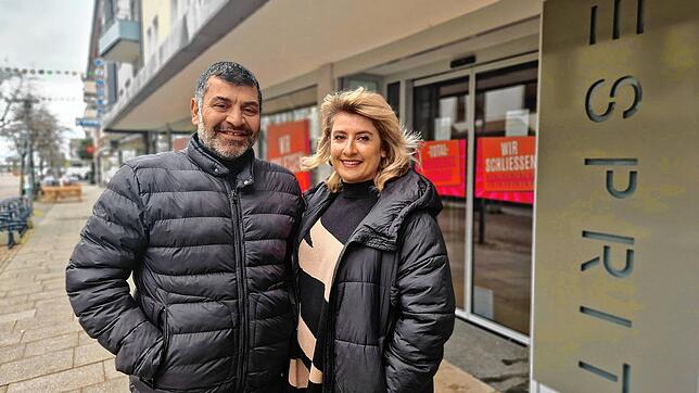 Ata (links) und Ela Kuslu führen den Laden Missy in Friedrichshafen. Bald kommt ein neues Geschäft am Buchhornplatz dazu: Es soll Outlet ...