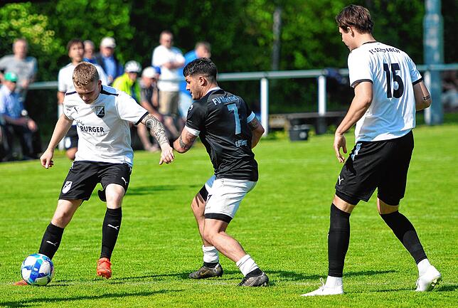 Die Schonacher (weiße Spielkleidung) befanden sich auf der Suche nach einem geeigneten Abnehmer bei Flankenläufen. In dieser Szene setzt ...