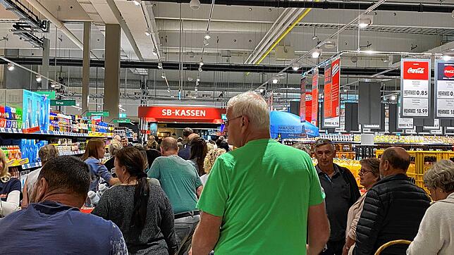 Riesen-Ansturm in der neuen Kaufland-Filiale: Wer mit seinem Einkauf zu Kasse will, braucht richtig Geduld. Teilweise reichen die ...